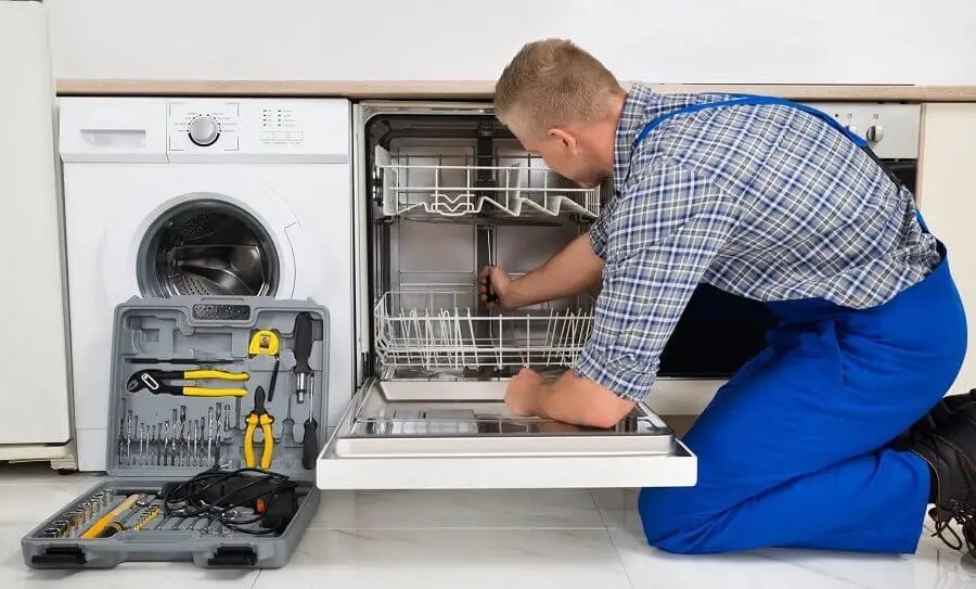 Çine Electrolux servisi teknisyen ekibi beyaz eşya tamiri yaparken